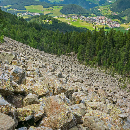 Chute de pierres en montagne