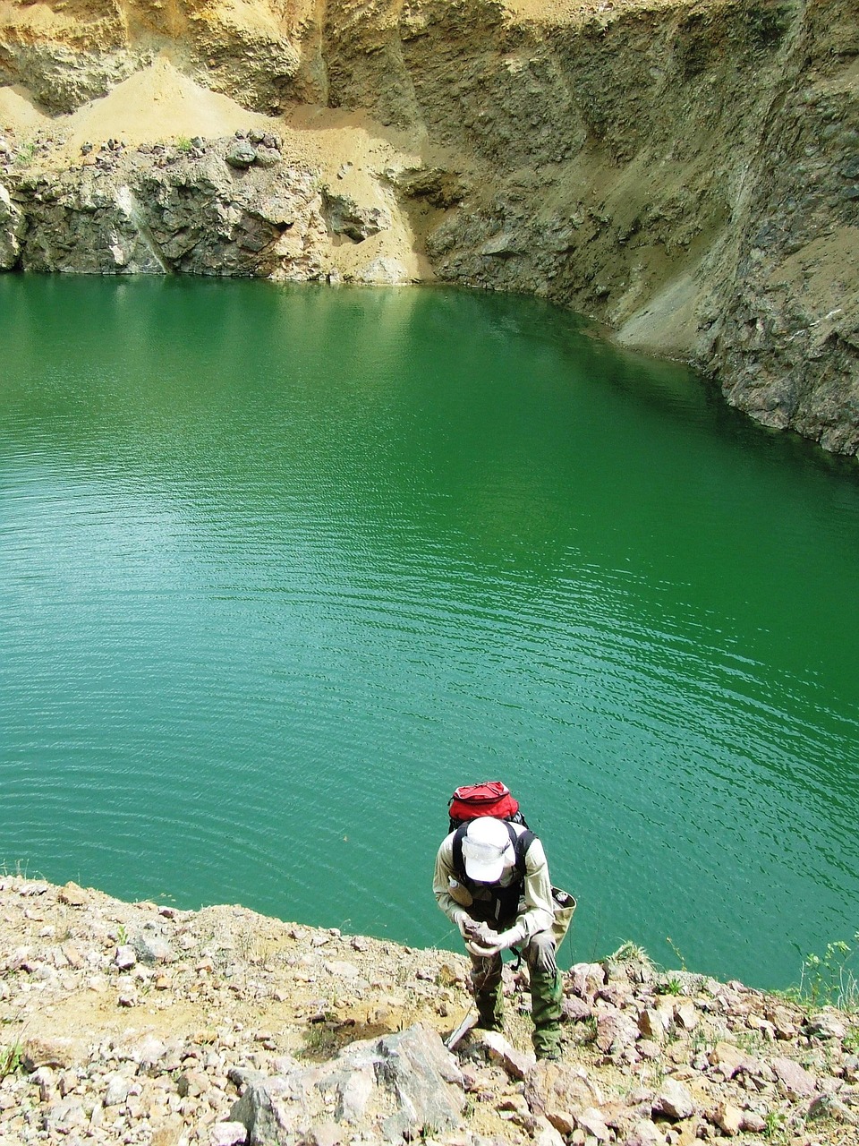 Un géologue travaille au bord d'un lac