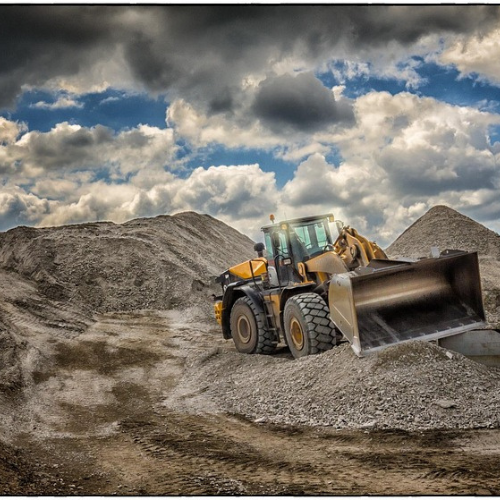 Tractopelle dans une gravière